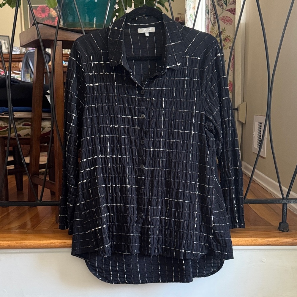 Medium Habitat Women's Black Button-Front Long-Sleeve Top with Grid Pattern